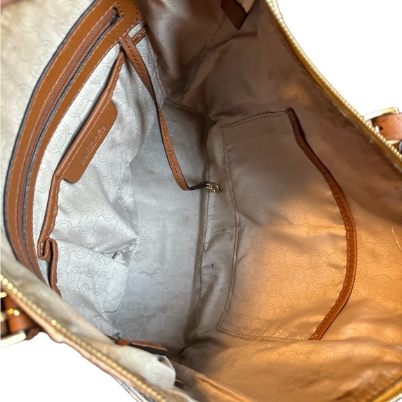 Michael Kors Jet Set Tote - Picture 5 of 7